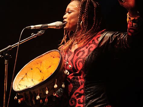  A Noite Mística de Oumou Sangaré em Lisboa: Uma Fusão Etérea de Tradições e Modernidade