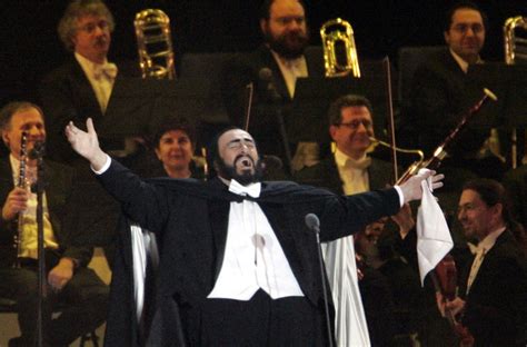 Uma Noite Inesquecível com o Tenor Extraordinário Luciano Pavarotti: Celebrando a Música e o Amor!